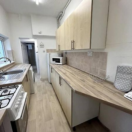 Bright Home From Home Stoke-on-Trent Экстерьер фото