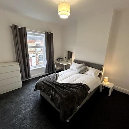 Bright Home From Home Stoke-on-Trent Экстерьер фото