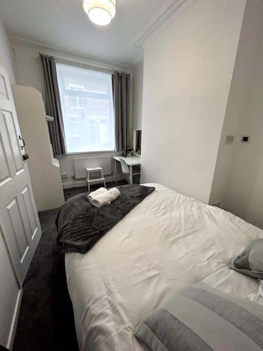 Bright Home From Home Stoke-on-Trent Экстерьер фото